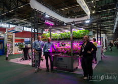 Bert van der Lugt, Franky van Looveren, and Ellen Everaert from Mechatronix. The company presented their updated grow light for high-wire crops: https://www.groentennieuws.nl/article/9629012/nieuwe-groeilamp-voor-hogedraadteelten/