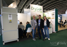 Drygair had busy days: first the DryGair Tour, visiting various nurseries in the Netherlands, and then the trade fair. In the photo Doug Miller, Tal Netzer, and Hadar Fuchs. And the dehumidifier, of course.