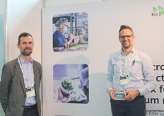 Eco 2 brought along special microboxes for tissue culturists with a filtering system to keep bugs out. In the picture for the debutant at GreenTech: John Van Moeseke and Piet De Lausnay.