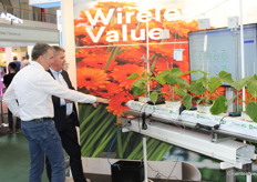 Kees van Vliet of Wireless Value shows Marcel Zegwaard with Montera Techniek the latest innovation: an advanced weighing gutter.