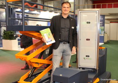 Andreas Hofland of Hortikey with the Plantalyzer that provides harvest prediction in vine tomatoes. Recently, the AI leap has been made for even better accuracy.