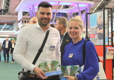 Gidion Vesseur and Paula van der Leede with Nivola handed out candies as trade fair visitors.