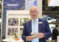 Geert Helderman of Resideo showed a new dynamic balancing valve.