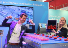 Tim Huijben and Jamie Lee Nicodem with Viscon were up for a funny photo amidst the serious business of the fair. Weighing tomatoes is also a serious business, for which Viscon has equipped this new line with 'weigh more features'.