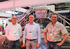 Marco Smit and Gerrit Peet flank the new director of Besseling Techniek: Ronald de Vos.