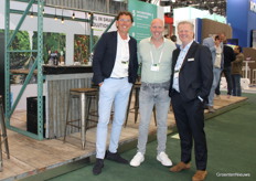 Tomato grower Erwin van der Lans with Lans dared to wear white sneakers outside the construction site in Dinteloord ;-). Roland van Gulik of XL Bedrijfskleding and Dennis Flaton with Horti XS joined the photo.