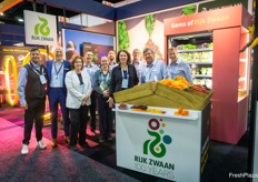 The Rijk Zwaan team was present to show their greenhouse and open field vegetables, and fruits, like melons, and soft fruits. In the photo Alyssa Wilson, Rick Falconer, Gretchen Raymond, David Perry and Jan Doldersum, Alfredo Noriega Harry Burman, Bradley Breedveld, and Marleen van der Torre