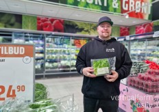 Lars holding Grønt Fra Nord's product in a Coop store